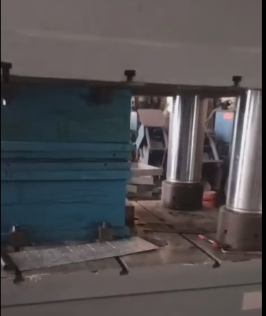 客戶使用液壓機(jī)沖壓加工地溝蓋板現(xiàn)場(chǎng)